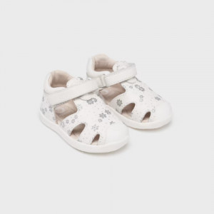 MAYORAL Baltas meiteņu sandales ar slēgtu purngalu | KIDO.LV